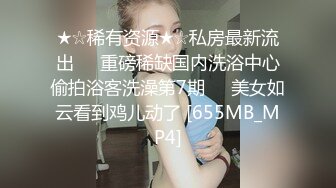 【新片速遞】   黑丝眼镜伪娘 扩张器撑开屁眼无法闭合超大假吊探索直肠 