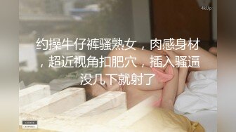 母子亂倫!媽媽透明內衣誘惑兒子、結果被兒子在沙發上猛幹很刺激