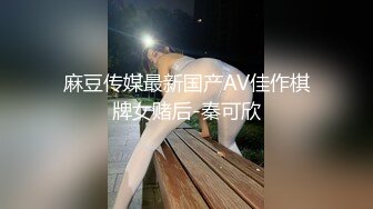   诱人的小少妇玩的好嗨，让大哥无套爆草蹂躏菊花，压在身下疯狂抽插，奶子乱晃浪叫呻吟