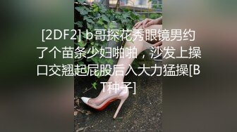 单位女厕等着排队上厕所的美女 憋了很久尿的很急