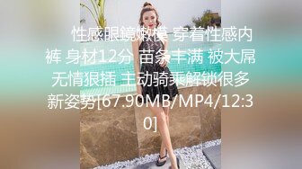 ❤️√为了追求刺激带两个牛仔裤高跟鞋美女闺蜜在公厕操，刺激度拉满！两个妹子身材颜值太高