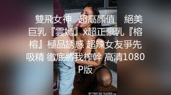 户外的站街女，大哥给多点钱，直接小公园口暴打飞机，射完还给舔干净！