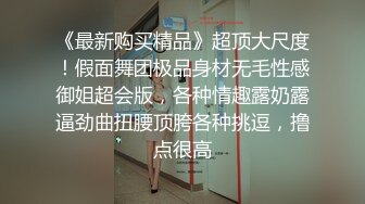 漂亮美女3P 一白一黑两根大肉棒 还是选择黑祖宗的插逼 另一根插嘴 表情很舒坦