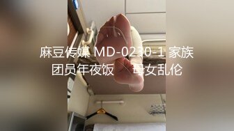 《极品CP魔手外购》商场女厕近景镜头先拍脸再拍逼，各种年轻美女小姐姐小少妇方便，大屁股潮妹透明内裤简直太骚了 (11)