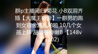 保时捷车模，三个极品萝莉嫩妹全程露脸激情大秀直播刺激狼友，无毛粉嫩白虎逼，双头道具轮草抽插，呻吟可射