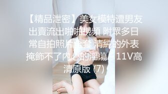 全景偷拍牛仔裤大长腿小美女 憋了好久尿的很急