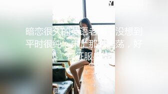 餐厅女厕抱着宠物来上厕所的美女 BB黑的像碳一样