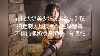 【新速片遞】  逼毛多多的萝莉小女人全程露脸全方位展示，丝袜诱惑淫声荡语互动撩骚狼友，揉奶玩逼掰开给狼友看特写好骚啊