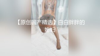  奶子发育的很不错的极品小太妹露脸精彩大秀，旁边还有好姐妹听狼友指挥玩弄小骚穴