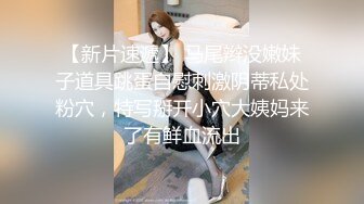  牛仔短裤大长腿贫乳美女和炮友居家啪啪，近距离特写交舔屌，翘起屁股舔逼后入撞击美臀