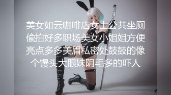 与顽皮可爱的小女友对着镜头做爱自拍非常主动