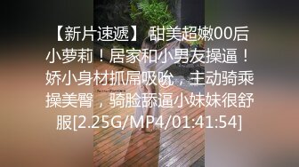 气质骚女友全程露脸镜头前的诱惑，性感的白衬衣陪狼友撩骚互动