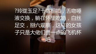 甘肃26岁极品美少妇妈妈，讲述在天气炎热下自己第一次给了手，与男友的初夜感觉如何如何，大黑牛插淫穴冒白浆，诱惑啊！