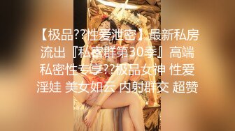 玩弄淫荡小骚妇，跟狼友撩骚互动听指挥，原味内裤舔骚货的奶子，床上各种姿势爆草抽插，淫声荡语表情好骚啊