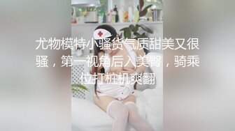    老婆越来越玩得开了，今天老公不在家，户外随手撩了两个男人到家里就舔起来，骚样整得好上瘾！