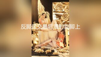 淫荡母女共侍女儿男友！年轻的妈妈在房外窥听女儿跟男友做爱 浴盆里揉胸自慰 屋里屋外皆是春光！