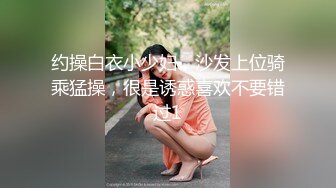 奸夫淫妇被娘家人拖到大街上，老母亲强行把小三的胸罩拉下，兄弟把男的狠狠揍！