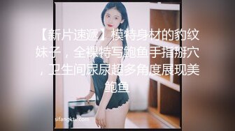 绿帽大神找单男一起操粉嫩小女友玩3P小女友露脸了