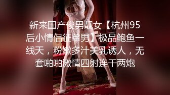  黑丝女仆露脸姐妹花情趣诱惑让小哥玩双飞，享受骚逼的活服务玩弄姐姐的奶子