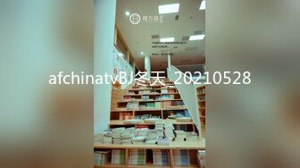   极品瑜伽教练牛仔裤女神上演一字马 这个姿势干逼礼物不断 肤白貌美 罕见尤物