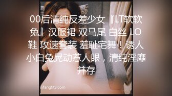 金发眼镜双胞胎姐妹一起露逼诱惑，情趣装撩起衣服翘起屁股摆弄，舌吻互舔逼逼揉捏奶子，抬起双腿掰穴摩擦阴蒂