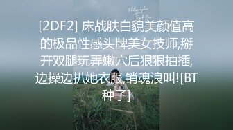  帽子小姐姐太骚了，浴室地上扣穴多次喷水，两根手指插入狂喷，翘起屁股插菊花，搞得小穴屁股多红红的