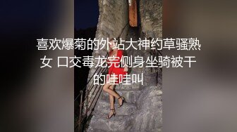 丰满性感的熟女露脸制服诱惑，吊钟奶子，床上道具深插，刺激阴蒂