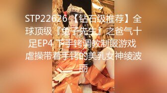 苗条漂亮妹子非常配合各种动作，淫水流了一片。