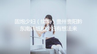 韵味阿姨带着女儿一起上厕所，阿姨还来着姨妈 嘘嘘的尿液流淌着姨妈血