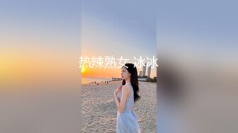 便利店購物修長腿紫白丁字內騷女,身材美爆了