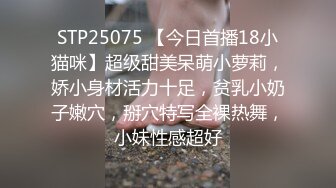 超帅红裤衩肌肉男展示自己