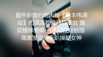 大奶熟女人妻穿着羽毛情趣内内 撅着大屁屁想要了 骚逼舔的淫水哗哗响