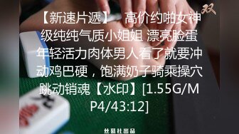 丰满身材大奶少妇沙发啪啪，口交翘起屁股后入猛操晃动奶子