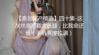 【新片速遞】穿喜庆花衣服衣服刚剃了个白虎的美少妇，露脸自慰，道具插入阴道抽插进出