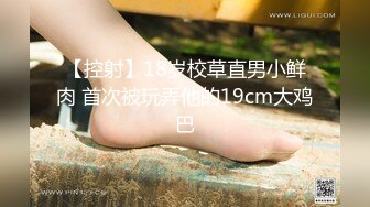 年轻胸前纹身的老婆给老公打飞机撸硬，女上位秒变榨汁打桩机