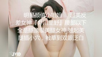 带个猫耳朵的美少妇主播道具自慰，再洗澡到卫生间，道具深插到底