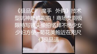 两个可爱女孩服侍主人的大鸡巴，射在小嘴里相互传递