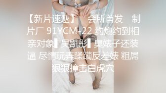 变态偷拍牛人闯入女厕手持拍摄美女们尿尿,还猛闻女神换下来的卫生护垫,说真香,最后用来撸一发