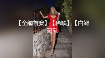 爆乳黑丝露脸大奶性奴床上伺候大哥，让大哥扯着嘴巴子舔鸡巴淫声荡语骂大哥是变态，无套抽插侧入玩奶上位射