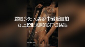 最新推特偷窥长发皮靴美女嘘嘘