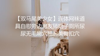 商场抄底牛仔裙粉胸衣清纯美女❤️前面透视黑森林和一大片湿痕