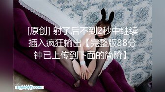 和几个老同学聚会去KTV玩看模特跳脱衣钢管舞长得像思聪的背心哥真幸运被赤裸的模特性挑逗