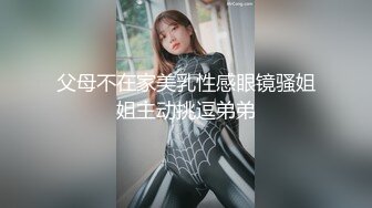 豐滿大奶美少婦,身體肥美,肉肉的,胸前車大燈十分閃亮