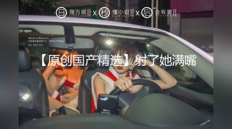   榨汁机小妹妹白丝诱惑跟狼友互动撩骚，按摩棒玩弄逼逼撅着屁股给狼友看