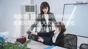 新来的美女模特全程露脸深夜撩骚互动狼友，揉奶玩逼勾搭大哥，让大哥抠逼揉奶，各种抽插爆草