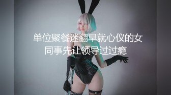 红裙美女换上制服居家操逼，扶着男友大屌吸吮，边舔边自摸骚逼，怼着小穴一下挺入