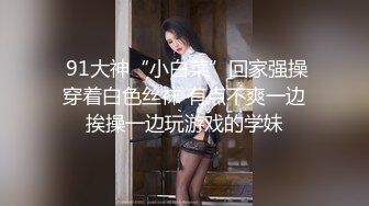 喜欢巨大阳具的国妹反差婊MomoYih，白虎美乳肤白10公分巨大玩具塞进嫩逼里自慰，绝对属于自慰需要一步到胃型的骚货