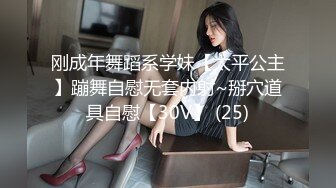 养生馆新来的极品白皙身材美女顾客，一边和追求者打电话一边按摩，被技师强行干，开始还抗拒，后来爽得叫起来了