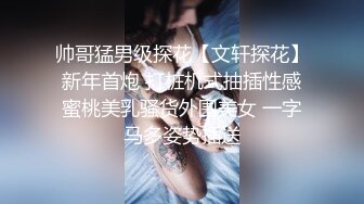 SM重口味推荐高挑黑丝美腿女郎被眼镜妹子拳头插菊花超大洞口看到大肠黑白双鸡巴插屁眼太狠了