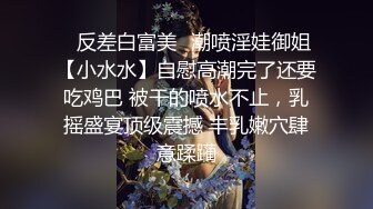 长发白皙人妻和老公在客厅里面女上位无套啪啪，俯视角度暴力打桩特写内射